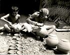 GA127 1965 photo originale TYPES ARTISANAUX artisans de Ceylan poterie fabrication pots en argile