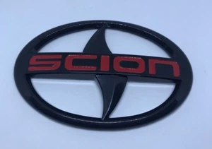 Calcomanías Scion Grande Negro Logotipo Rojo Emblemas Insignia tC xA xB Rejilla Frontal - Imagen 1 de 4