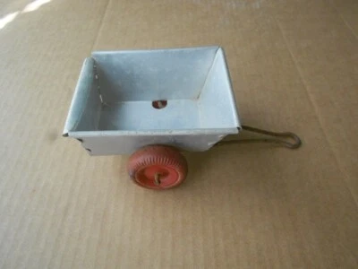 Remolque de juguete vintage de aluminio Marx para tirar detrás original de 1930? Foto 1 de 4