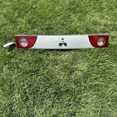 Panel de luz trasera central trasero rojo plateado fabricante de equipos originales Mitsubishi 3000GT 1994-1998 Foto 1 de 4