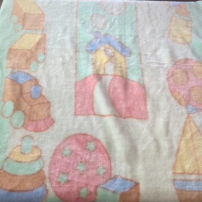 Manta de bebé de felpa de visón vintage ~ amarilla con temas de guardería unisex  Foto 1 de 4