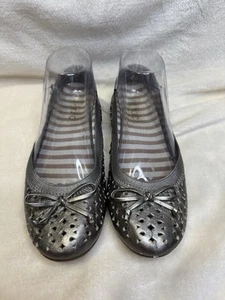 Vionic silberne Ballerinas perforiertes Leder bequeme Schuhe Orthesen Größe 7 - Bild 1 von 10