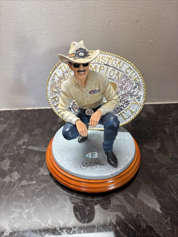 Figura Richard Petty arrodillada con hebilla de cinturón Nascar - Personajes coleccionables Foto 1 de 4