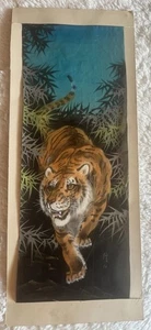 1970’s SIGNED VINTAGE CROUCHING TIGER CHINESE ASIAN BLACK SILK PRINT/PAINTING - Picture 1 of 8