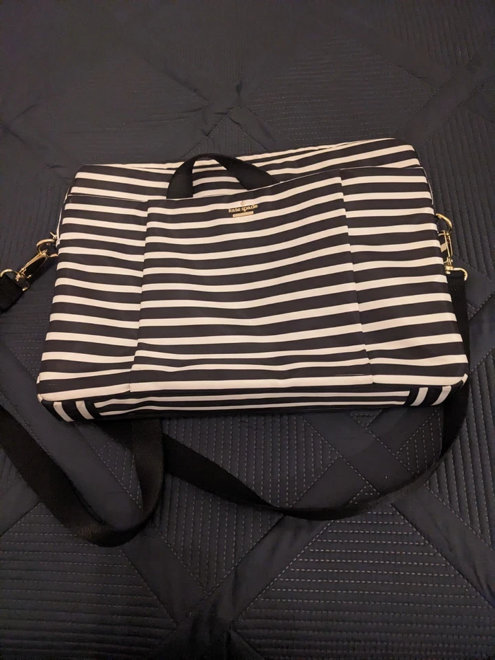 Bolso Kate Spade Lap Top Negro/Blanco Rayas Horizontales Cierre de Cremallera/2 Exterior... Foto 1 de 4