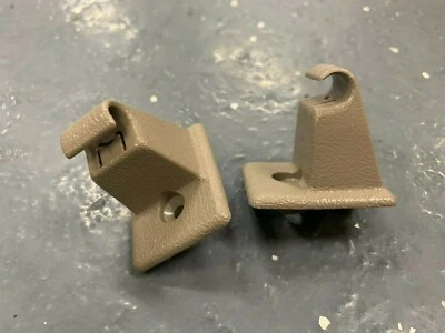 1995-1998 CHEVY GMC PICKUP SUN VISOR SHADE CLIPS TAN SILVERADO YUKON SUBURBAN   - Image 1 of 3