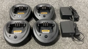 Menge 4 Motorola PMPN4133A Radio Akku Ladegeräte mit 2x Adapter - Bild 1 von 4
