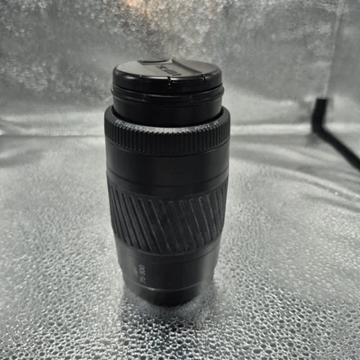 Lente zoom macro Konica Minolta 70-210 mm F/4 AF con tapa superior Foto 1 de 3