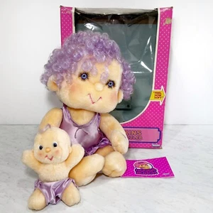 Bambola VINTAGE 1985 Kenner Hugga Bunch Impkins 14"" bambino preziosi abbracci scatola bambino - Foto 1 di 9