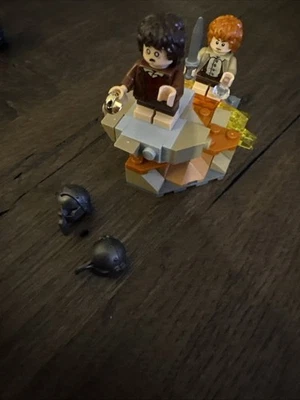 Lego Señor de los Anillos Frodo Sam Gollum minifiguras, con cascos (Barad-Dur 10333) Foto 1 de 4