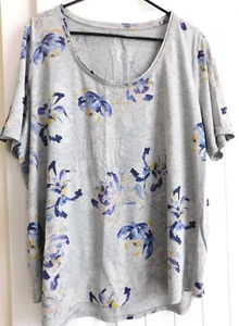 Camisa Top Maurices 24/7 GRIS FLORAL Cuello Redondo Manga Corta ELASTIZADA Tejida 2X - Imagen 1 de 4