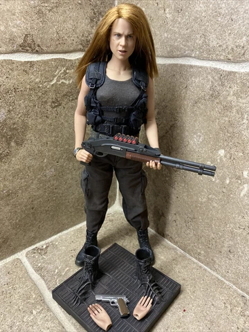 🔥HOT TOYS MMS 125 Terminator 2 Judgment Day: T-1000 in Sarah Connor Disguise🔥 Cover