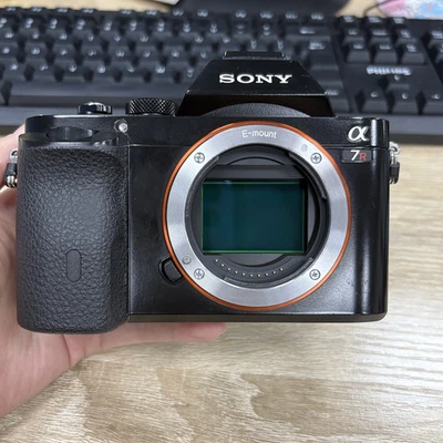 Câmera Digital SLR Sony A7R 36.4MP Sem Espelho Apenas Corpo Inglês Preta - Imagem 1 de 4