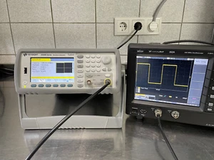 Keysight Agilent 33500 B (33509 B) Funktionsgenerator 1CH 20MHz 6 Monate Gar - Zdjęcie 1 z 12