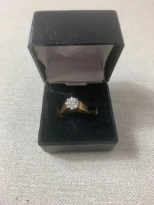 18ct Gold Ring with solitare cluster diamond - Picture 1 of 8