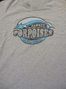 2XL grau PAWNEE SCHWEINSWALE SCHWIMMEN TEAM PARKS & FREIZEIT von GILDAN - Bild 1 von 4