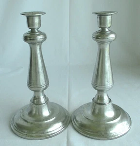 Par de candelabros de peltre Williams Sonoma vintage de 9 pulgadas de alto marcado 95 - Imagen 1 de 6