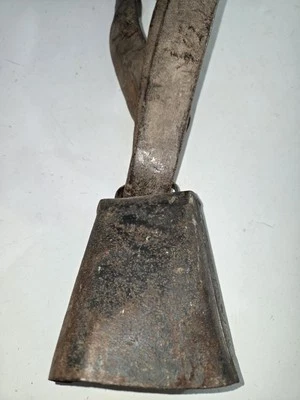 Antigua correa de cuero primitiva campana de vaca vintage de metal Foto 1 de 4