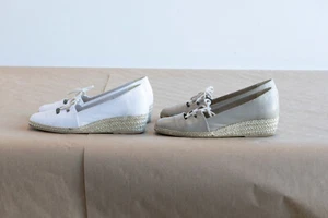 2 Paar ANDRE ASSOUS Freizeit Espadrilles 1 weiß, 1 beige, beide Größe 8,5 schmal - Bild 1 von 9