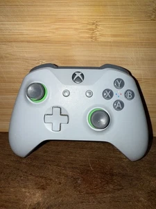 Xbox One Wireless Controller - Grey & Green - SELECT BUTTON FAULTY - Fast P&P! - Picture 1 of 9
