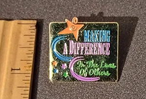 Making A Difference In the Lives Of Others Vintage Sammlerstück Anstecknadel A-2 - Bild 1 von 2