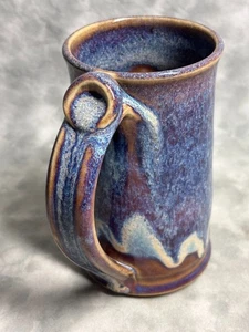 Taza de cerámica de estudio hecha a mano azul púrpura esmalte por goteo con reposapulgares 5,5" - Imagen 1 de 6