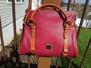 Bolso pequeño Dooney & Bourke 🍁 de cuero liso 🍁 rojo arándano/vino - Imagen 1 de 9