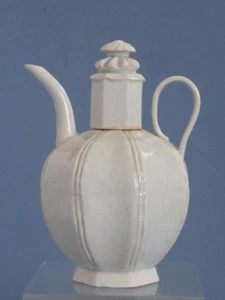 Rare Song Dynasty Hu Tian Yao octagonal Pot (湖田窯影青八角壺) - Bild 1 von 10