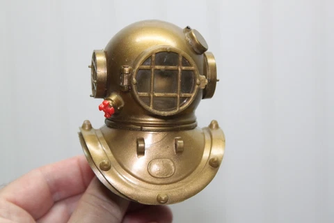 Vintage GI Joe Adventure Team - Gold Diving Helmet (2nd issue - Hong Kong) Cover
