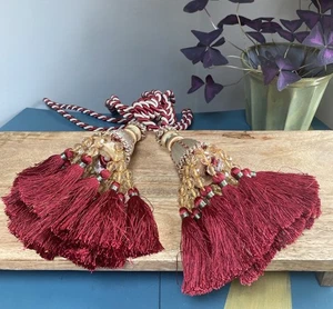 "Corbatas vintage con cuentas y borlas rojas y doradas 27,5"" estilo casa de campo clásico" - Imagen 1 de 16