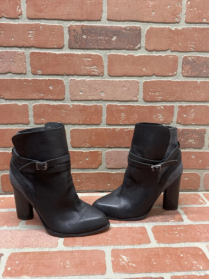 Botines Cynthia Vincent de cuero negro con hebilla y tacón ancho para mujer talla 9,5” Foto 1 de 4