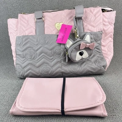 Bolsa de pañales Betsey Johnson 3 piezas estuche de viaje rosa gris 19 pulgadas nuevo con etiquetas Foto 1 de 4