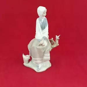 Lladro Figurine 4576 - Shepherd Lady Sitting & Watching A Bird (Restoed) - 5950  - Picture 1 of 8