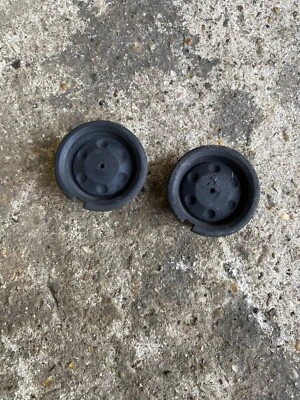 2016 16 15-18 Yamaha YZF-R3 YZF R3 Swing Arm Swingarm pivot cover - Image 1 of 2