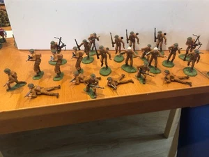 24 Hand Painted British BMC Toys Soldiers - Picture 1 of 1