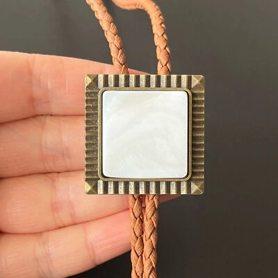 Collar de boda con cuerda de cuero PU occidental con caparazón blanco cuadrado natural para hombre Foto 1 de 4