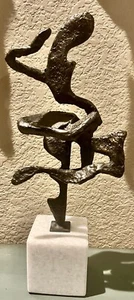Escultura de salsa de hierro fundido sobre base de mármol acabado oscuro revelación por Uttermost - Imagen 1 de 5