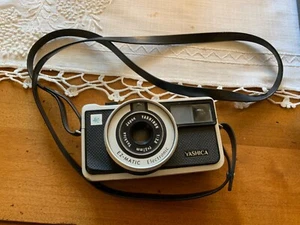 Macchina fotografica Yashica con obiettivo Yashinon 1:2:8 37 mm EZ-MATIC proprietario originale - Foto 1 di 9