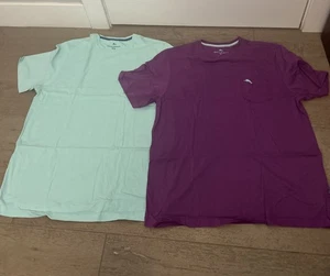2 T-Shirt Tommy Bahama Marlin Tasca Logo Pima Cotone Uomo Medium Teal Viola - Foto 1 di 15