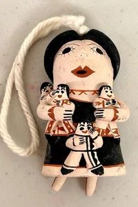 Handgefertigter Geschichtenerzähler Ornament signiert P. Nez N.M. 4 Kinder - Bild 1 von 6