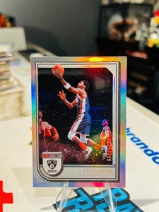 2022-23 Panini NBA Hoops - Kyrie Irving #9 Argento /199 BROOKLY NETS - Foto 1 di 2