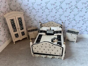 DOLLS HOUSE 1/12 SCALE BEAUTIFUL BEDROOM SET DRESSED WITH SILK. - Picture 1 of 5