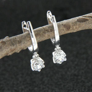 Pendientes tipo aro colgantes con marco solitario de diamantes simulados de 0,50 quilates acabado en oro blanco de 14 k - Imagen 1 de 8