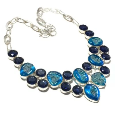 Collar llamativo hecho a mano con piedras preciosas redondas de iolita druzy de titanio brillante azul Foto 1 de 3