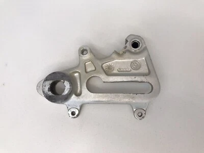 SOPORTE DE MONTAJE DE PINZA DE FRENO TRASERO BREMBO USADO OEM 98 1998 KTM 200 EXC 225641000 Foto 1 de 4