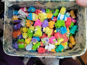 Lot poubelle 120+ figurines mélangées avec cartes lot - Photo 1 sur 19