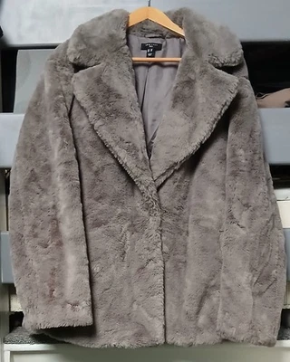 WOMENS NEW LOOK TALL GREY THICK FAUX FUR JACKET. SIZE UK 20 - Image 1 of 2