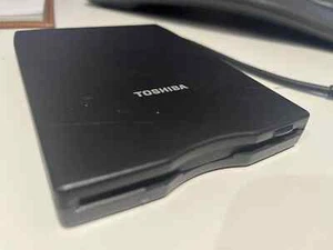 Toshiba External USB Floppy Disk Drive PA3109U-1FDD - Afbeelding 1 van 1