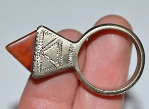 Anillo de metal grabado antiguo tuareg Piedra cornalina Níger, África - tamaño del anillo 9.75 - Imagen 1 de 5