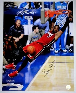 DWYANE WADE SIGNED PSA/DNA 16X20 NBA MIAMI HEAT PHOTOGRAPH AUTOGRAPHED HOF - Picture 1 of 4